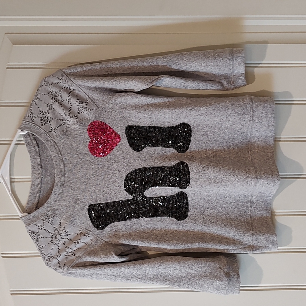 Girls Soft Sweater, No tags estimate it's a size 7/8